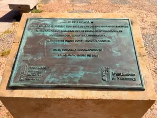 Placa dedicada a las Brigadas Internacionales en la Iglesia de Sancti Spiritus de Salamanca limpiada por el Ayuntamiento de Salamanca