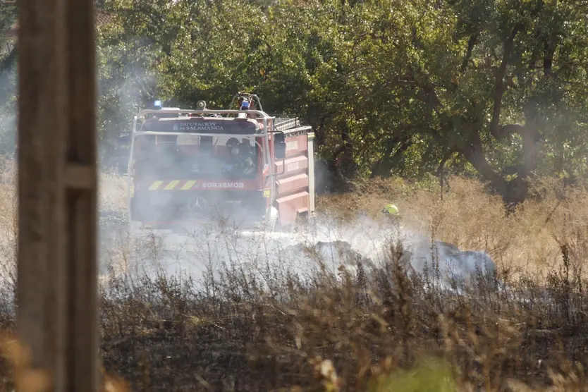 Se reactiva el incendio originado en un solar abandonado en Santa Marta