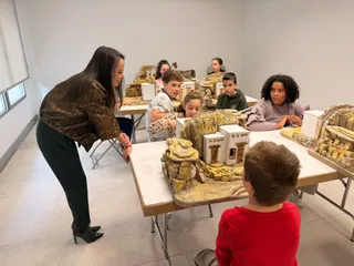 La concejala de Tradiciones, Carmen Seguín, entrega los diplomas a los participantes en los talleres de belenes navideños | Ayuntamiento de Salamanca