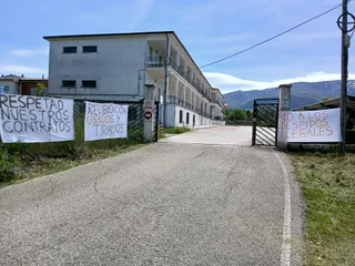 Carteles protesta despido trabajadores Llano Alto (1)
