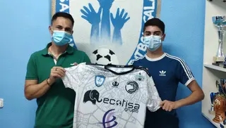 Yayo posa con la camiseta del equipo en su presentación.