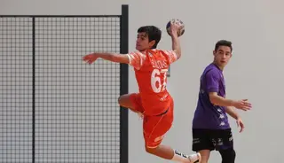 Sergio Nicolás lanza ante BM Palencia / FOTO SALAMANCA24HORAS.COM