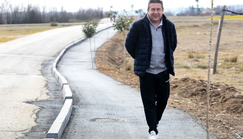 El candidato de la UPL a las Cortes de Castilla y León, Luis Mariano Santos, disfruta de la jornada de reflexión en las localidades leonesas de Azadinos y Cistierna