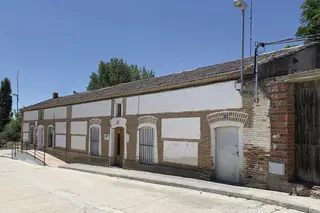 Antigua vivienda de los maestros de Rágama que va a ser destinada para uso turístico.