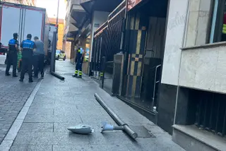 Imagen del lugar del accidente, con la parte superior de la farola derribada