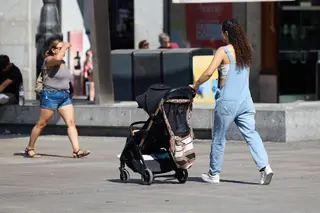 Una mujer empuja un carrito con un niño | Europa Press