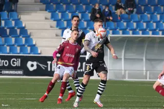Mandi controla un balón ante la UD Logroñés / FOTO SALAMANCA24HORAS.COM