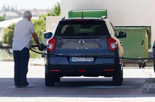 Archivo - Una persona reposta en una gasolinera. - Eduardo Parra - Europa Press - Archivo