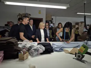 La consejera de Industria, Comercio y Empleo, Leticia García, visita un taller en Zamora