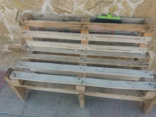 El PSOE denuncia que los vecinos de Chamberí tienen que fabricar e instalar el mobiliario urbano del barrio