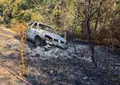 El vehículo del accidente calcinado junto a la pista forestal entre Miranda del Castañar y Villanueva del Conde