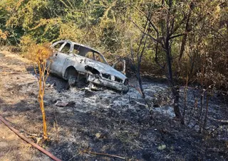 El vehículo del accidente calcinado junto a la pista forestal entre Miranda del Castañar y Villanueva del Conde