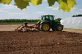 Tractor en el campo | Imagen EP