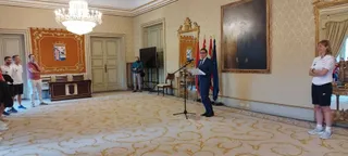 Carlos García Carbayo, recibe a la Selección Española de Baloncesto Femenino U17.