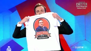 Momento en el que Antonio Castelo mostraba la camiseta con la imagen de Jorge Moro
