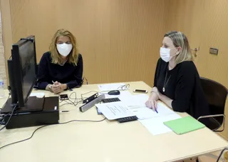 Isabel Blanco, a la derecha, durante la videoconferencia con la ministra de Igualdad.