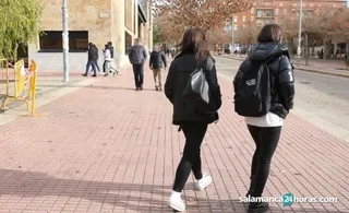 Universitarios en el campus de Salamanca. Foto de archivo