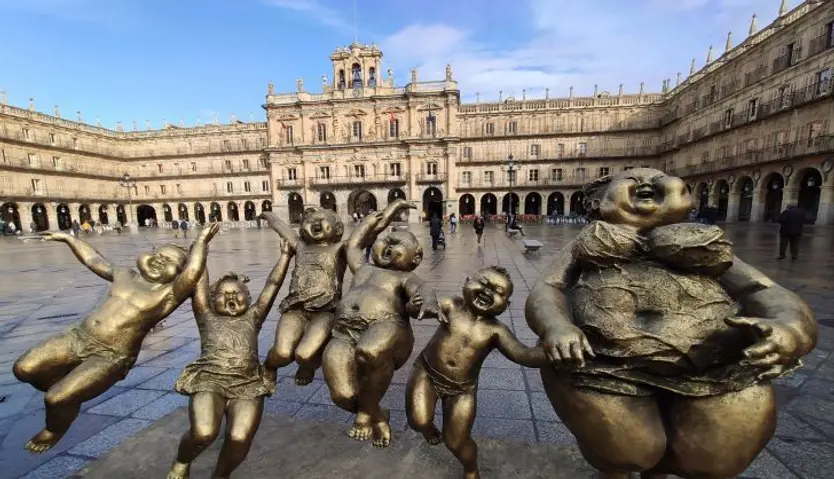 Escultura de Xu Hongfei en la Plaza Mayor de Salamanca.