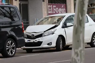 Daños en el coche que ha colisionado en el paseo de San Vicente