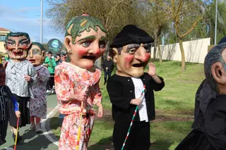 Cabezudos en el parque de la Aldehuela por el Lunes de Aguas.