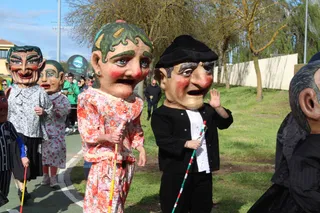 Cabezudos en el parque de la Aldehuela por el Lunes de Aguas.