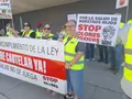 Protesta de los vecinos de Villamayor frente a la delegación de la Junta 