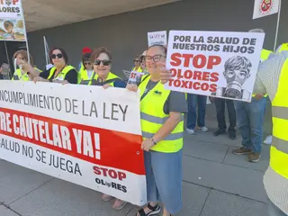 Protesta de los vecinos de Villamayor frente a la delegación de la Junta 