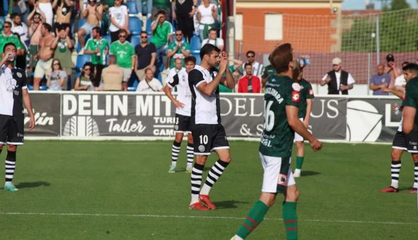 Carlos de la Nava devuelve al aplauso al público ante el Racing Ferrol | FOTO SALAMANCA24HORAS.COM