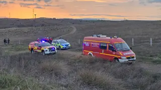 Bomberos, policía local y ambulancia en los entornos del antiguo puente ferroviario de La Salud. Fotos Andrea M.