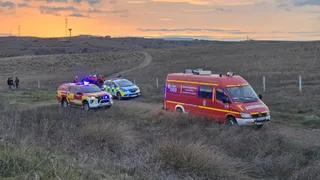Bomberos, policía local y ambulancia en los entornos del antiguo puente ferroviario de La Salud. Fotos Andrea M.