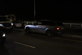 Un varón se lleva una señal en el puente de Felipe VI (1)