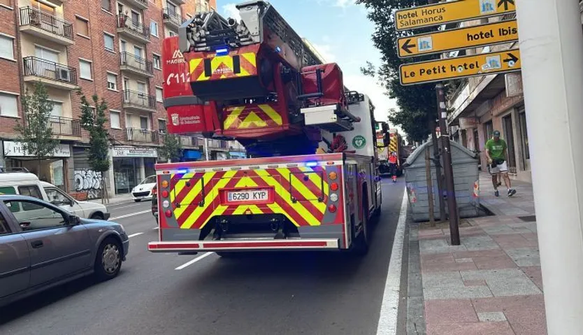 Los bomberos intervienen en el Paseo Canalejas por el incendio de una freidora