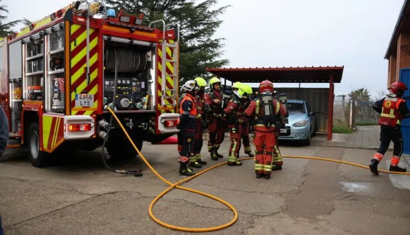 GALERÍA |El aviso por el incendio de un vehículo híbrido moviliza a los bomberos hasta el instituto Fernando de Rojas