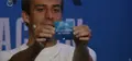 Sergio Santos muestra la papeleta con el nombre de la UD Santa Martas, que actuará como local 