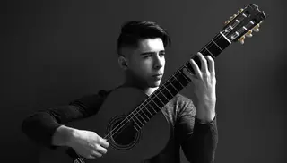 Amós Lora, la guitarra como compañera de vida: “La música me ha permitido dedicarme a lo que más me gusta desde que era un niño”