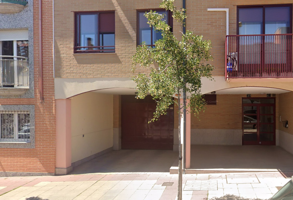 Puerta al garaje en subasta de la calle Luis Sala Balust