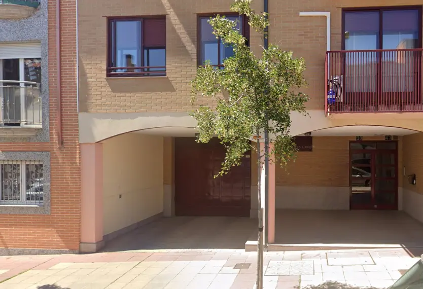 Puerta al garaje en subasta de la calle Luis Sala Balust