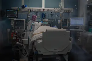 Sanitarios atienden a un paciente en una UCI | EUROPA PRESS