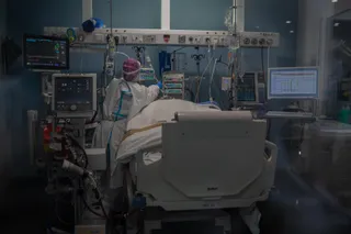 Sanitarios atienden a un paciente en una UCI | EUROPA PRESS