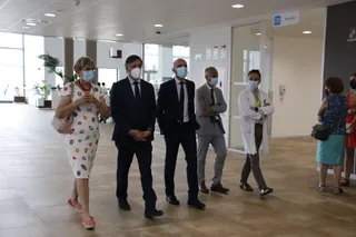 Alfonso Fernández Mañueco, preside un acto tras su visita al Hospital de Salamanca