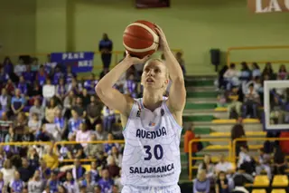 Gil lanza un tiro libre | FOTO ANDREA MATEOS