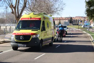 Una ambulancia y la Policía Local de Salamanca en una imagen de archivo