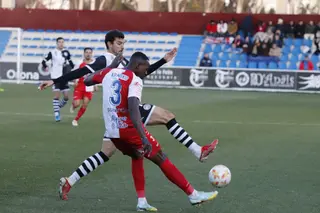 De la Nava trata de impedir el golpeo en largo de Admonio | FOTO SALAMANCA24HORAS.COM