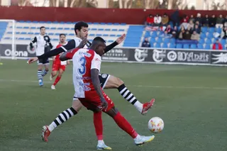 De la Nava trata de impedir el golpeo en largo de Admonio | FOTO SALAMANCA24HORAS.COM