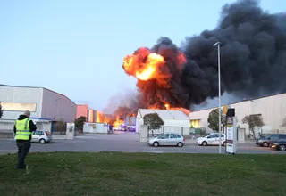El incendio de una empresa de pinturas genera una gran columna de humo en Venta de Baños (Palencia)