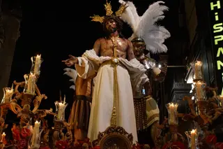 Salamanca se viste de Semana Santa en septiembre: la dorada piedra de Villamayor enmarca una solemne 'Vía Áurea'