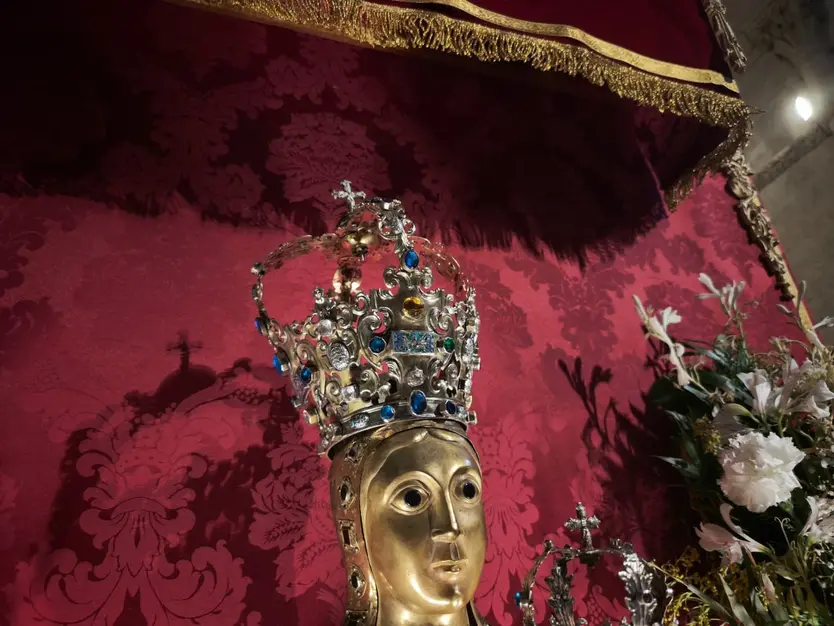 Corona de la Virgen de la Vega en la Catedral Vieja de Salamanca