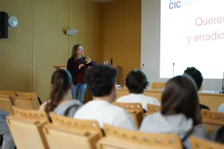 Almudena Timón, responsable de comunicación del Centro de Investigación del Cáncer CSIC-USAL durante una charla en el CIC