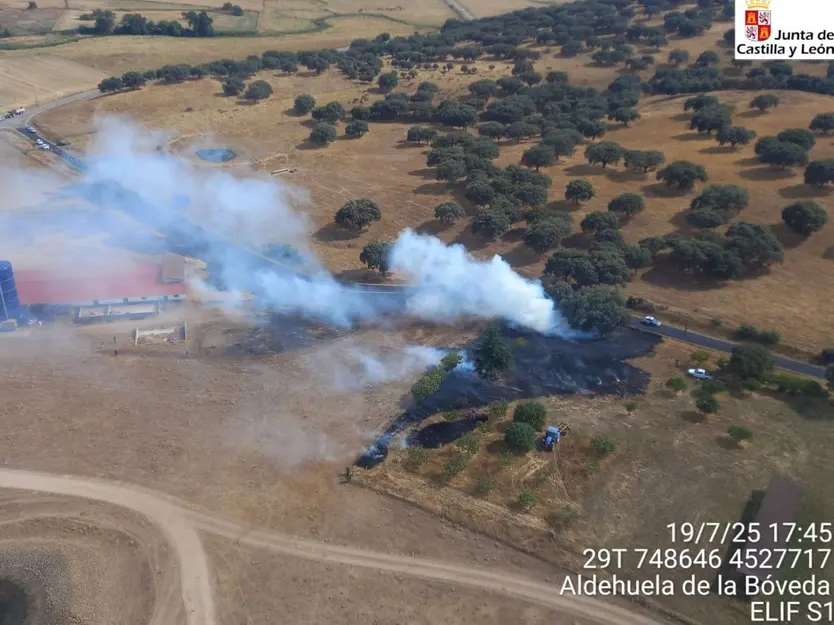 Un incendio en Aldehuela de la Bóveda pone en alerta a equipos terrestres y aéreos