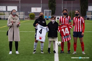 María Caamaño, 'la Princesa Futbolera Guerrera', recibe una camiseta del Salamanca CF UDS femenino y otra del Atlético de Madrid
